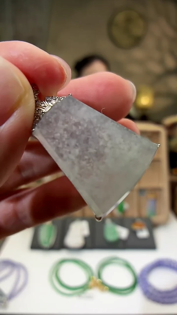 颈饰18K金镶嵌翡翠无事牌