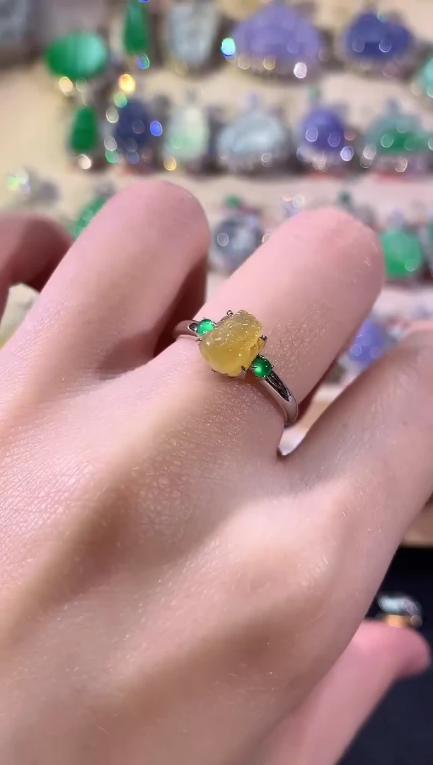 18K金镶嵌戒指翡翠冬日珠宝Q43