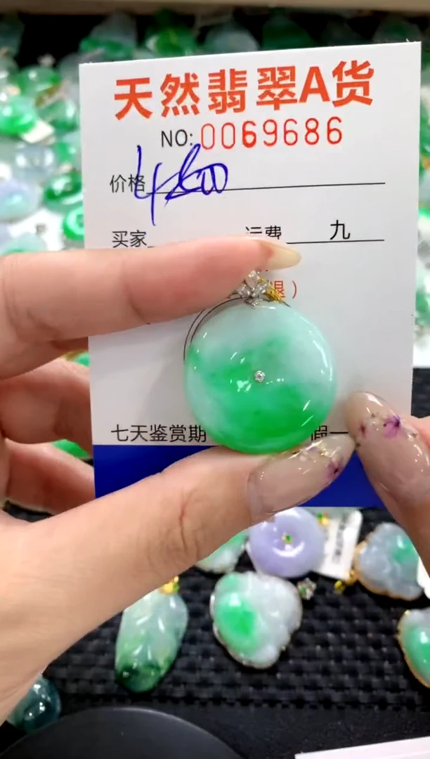 翡翠18K金镶嵌颈饰1111111111111111