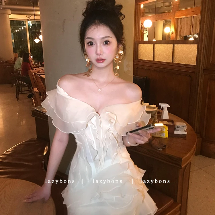 新款生日宴会连衣裙轻奢高级约会裙礼服性感一字裙子荷叶花朵短裙