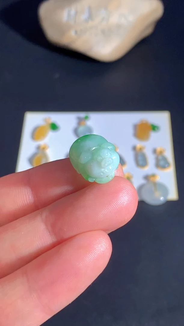 颈饰未镶嵌翡翠