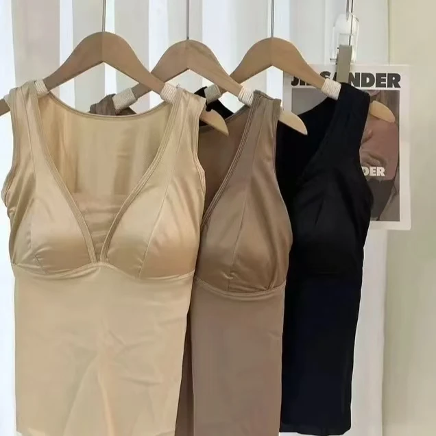 彩蝶春季内搭缎面背心