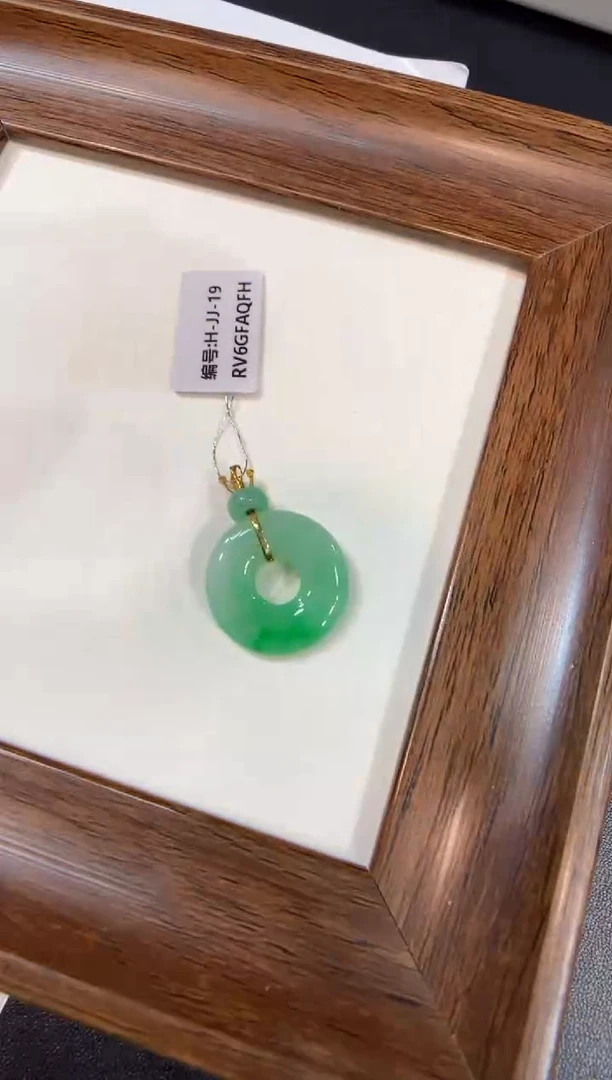 颈饰18K金镶嵌翡翠甜甜圈