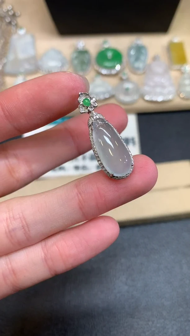 【闪购商品】翡翠颈饰18K金镶嵌福瓜【无服务费】