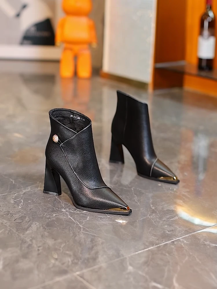 9公分秋冬尖头高跟鞋黑色瘦瘦靴时尚荔枝纹百搭粗跟短靴女2025年