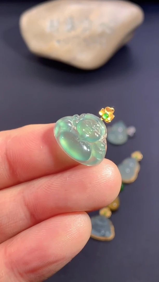 颈饰18K金镶嵌翡翠