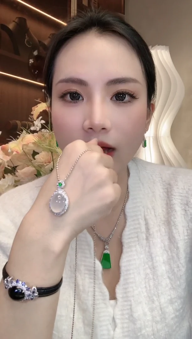 【闪购商品】翡翠吊坠(不含链)18K金镶嵌A45