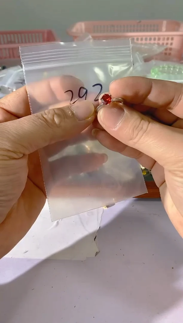 【闪购商品】水晶颈饰银S925镶嵌292红宝，蓝宝，多样性发一件赠链