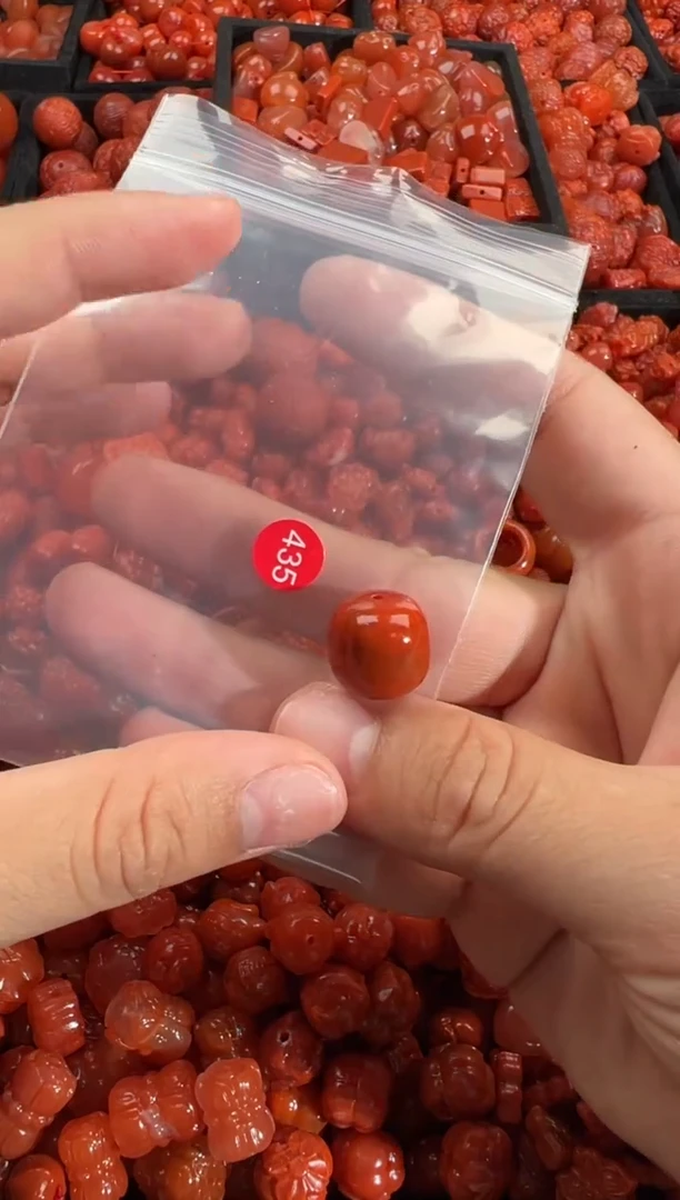 南红玛瑙未镶嵌颈饰1