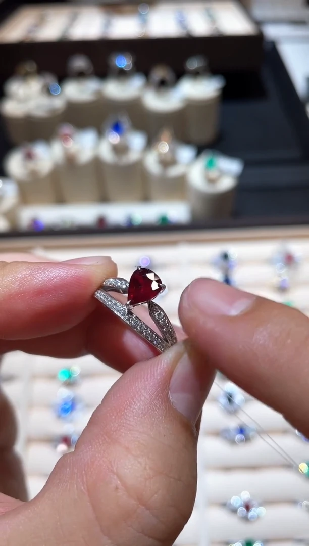 红宝石戒指18K金镶嵌1.07ct