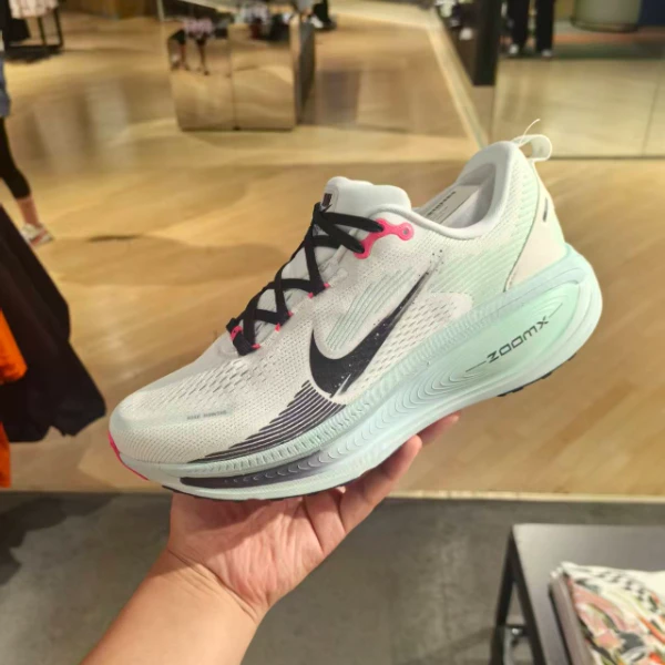 Nike耐克男子VOMERO 18白绿渐变休闲透气运动跑步鞋 IM6676-104