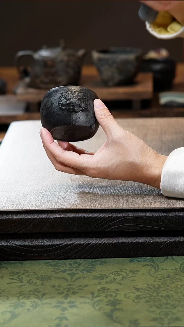 柯荣盛老师作品冰碛岩重工雕刻双面瑞兽杯