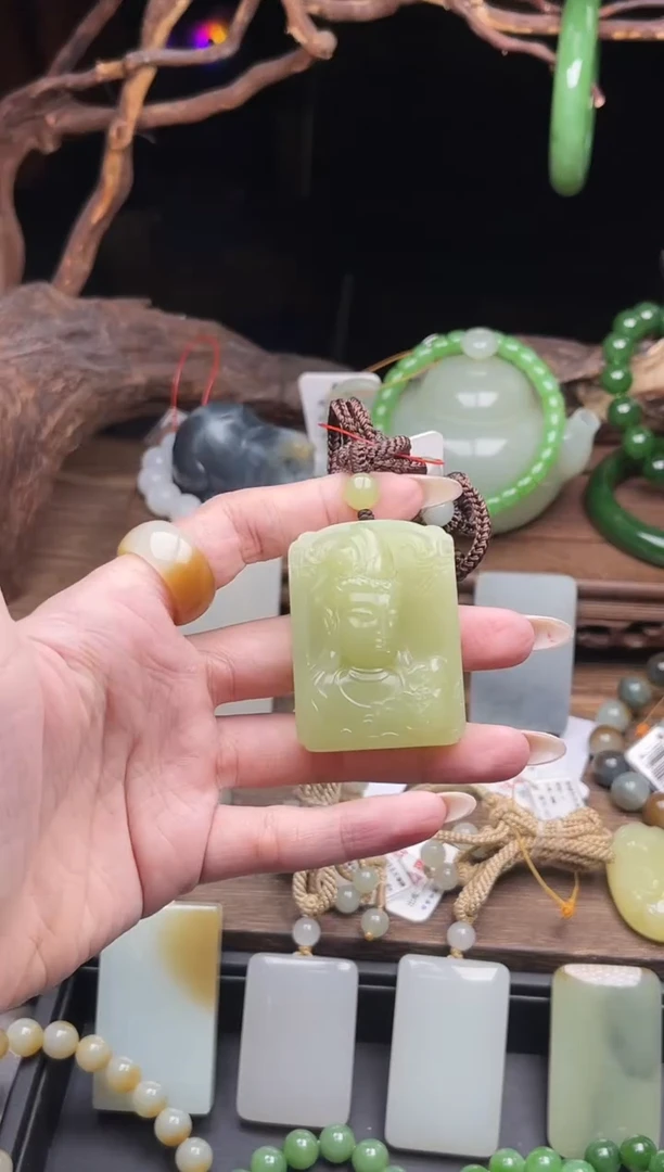 吊坠(不含链)未镶嵌和田玉若羌黄玉 观音牌9008040