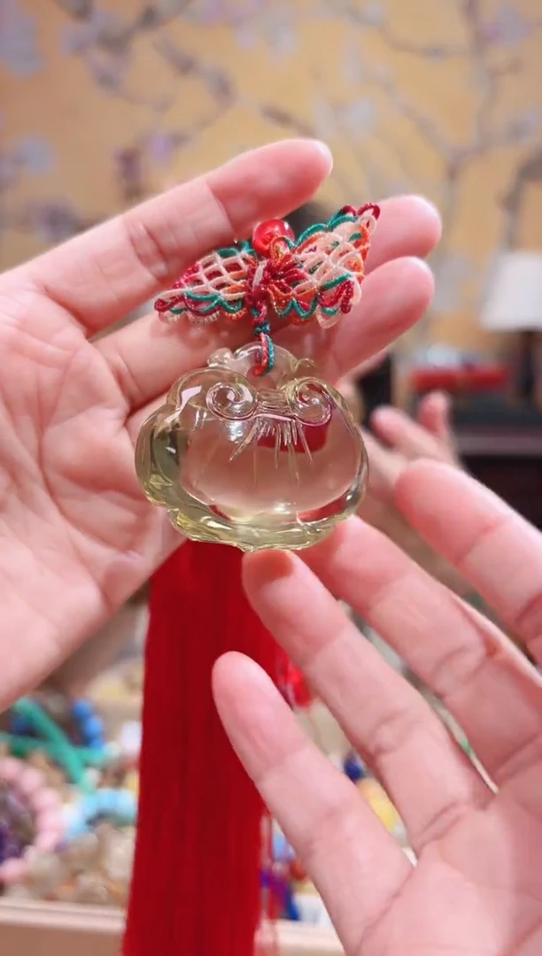 未镶嵌车挂黄晶大件饱满，设计款天然黄水晶如意