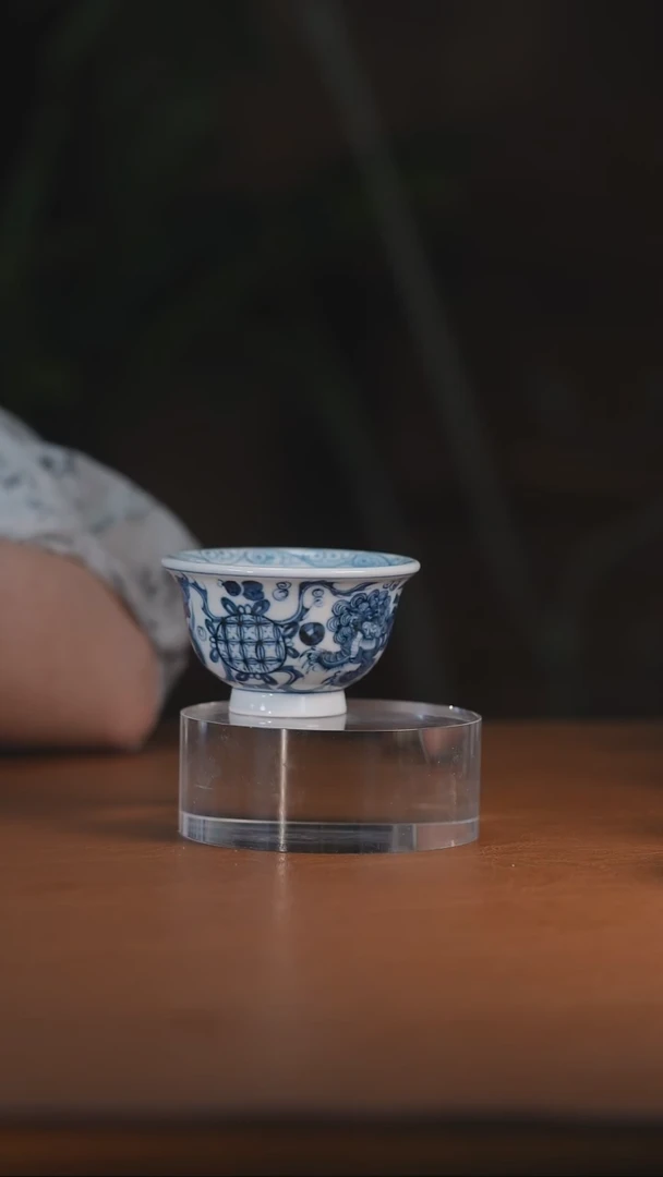 元青花双狮压手杯