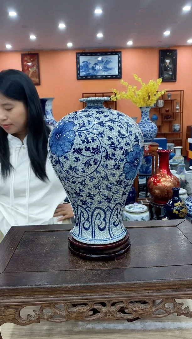 摆件玄关博古架摆件手绘青花开片梅瓶