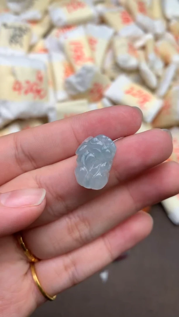 翡翠挂件未镶嵌 —