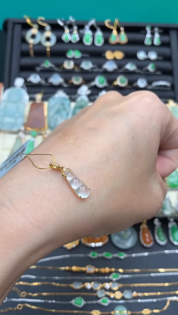 颈饰18K金镶嵌翡翠天然翡翠A货