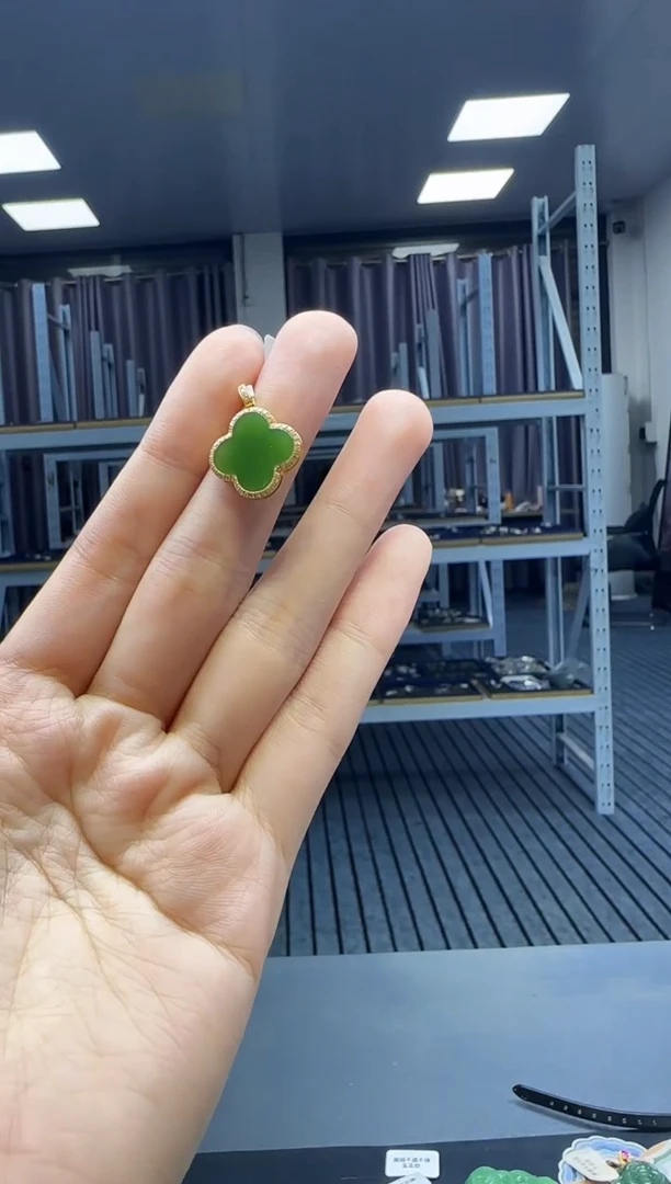 18K金镶嵌和田玉挂件1