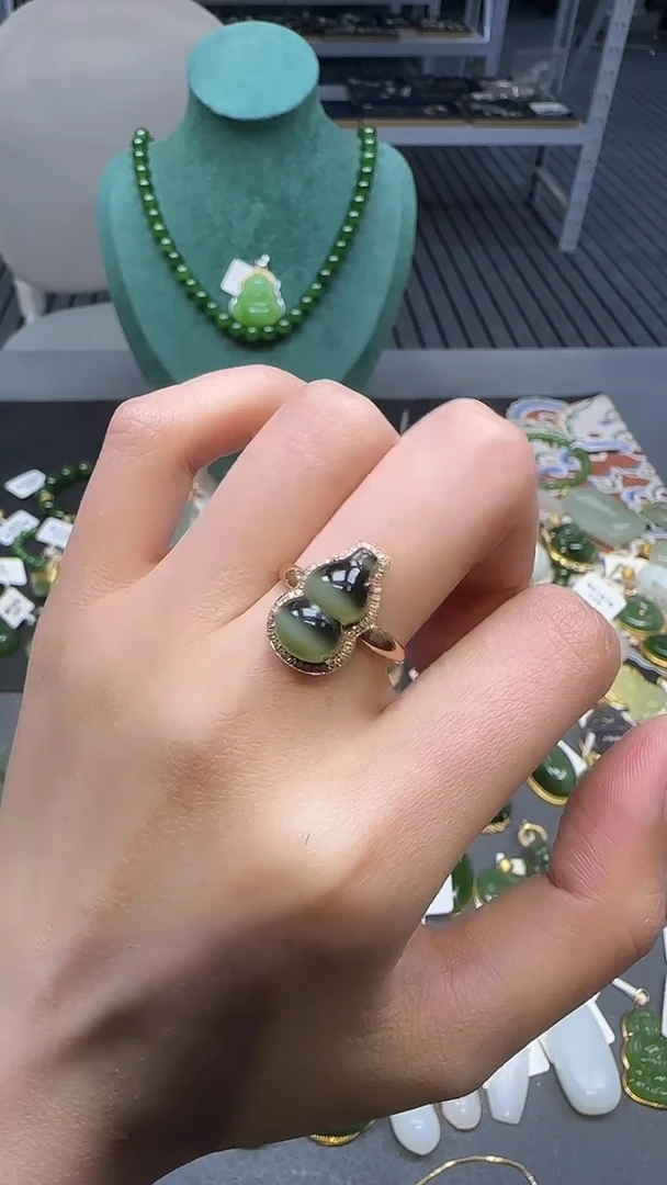 18K金镶嵌戒指和田玉1