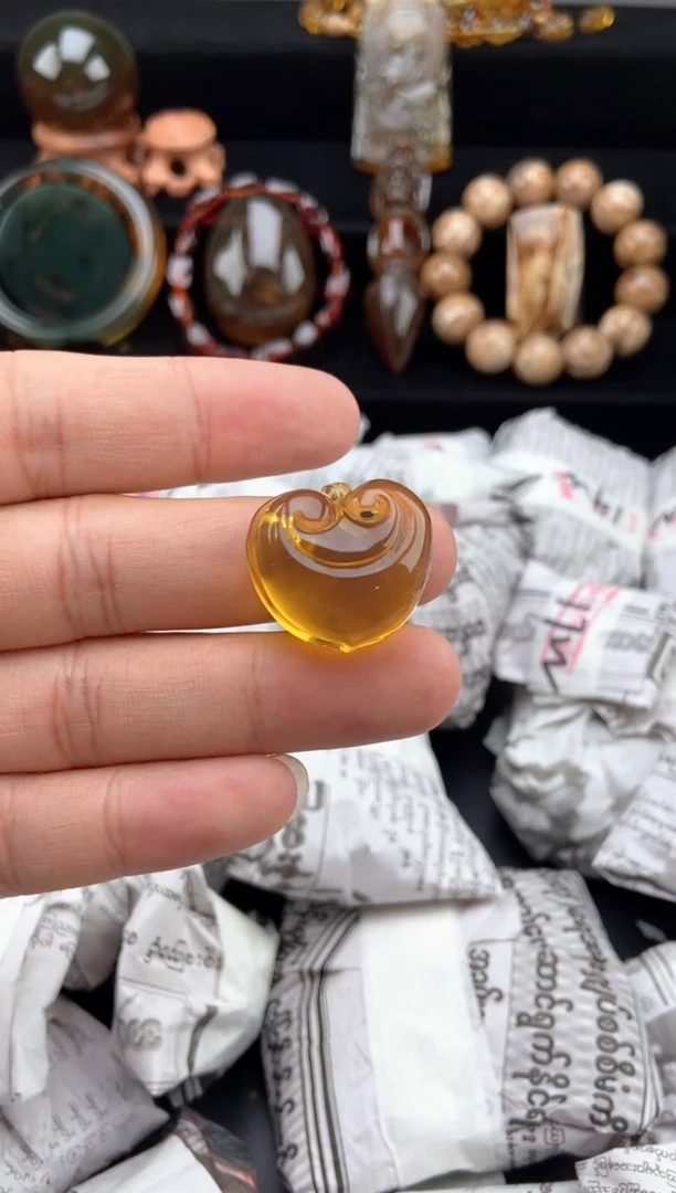 未镶嵌颈饰琥珀蓝珀如意锁吊坠