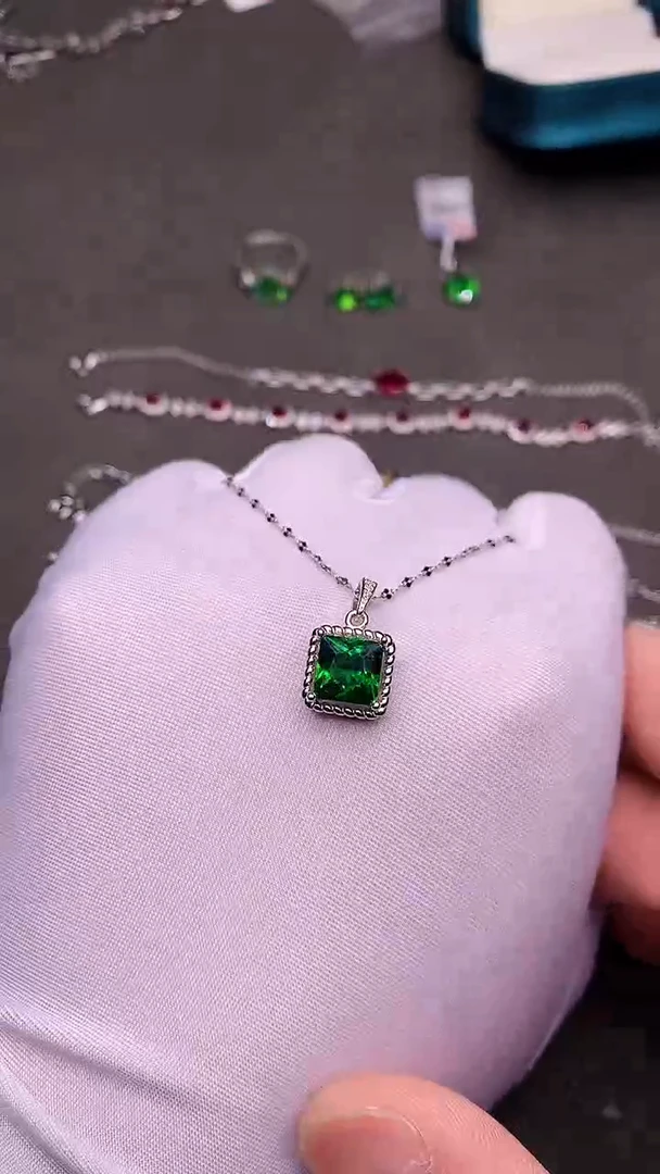 【闪购商品】透辉石吊坠银S925镶嵌.......