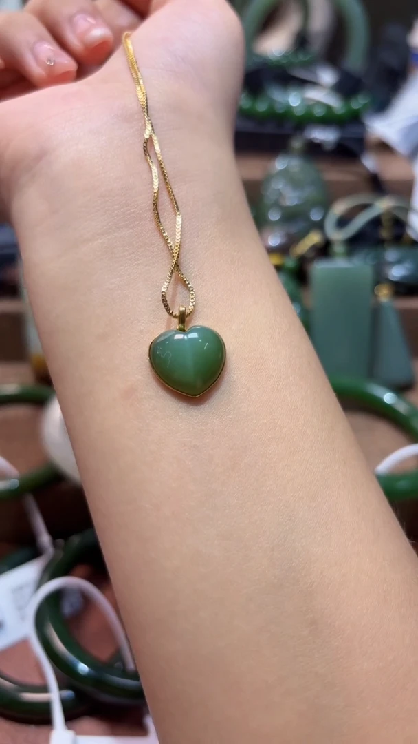 颈饰18K金镶嵌和田玉1