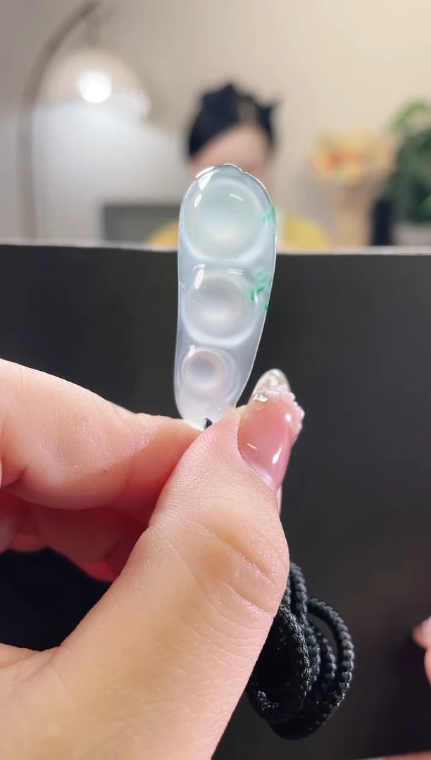 颈饰未镶嵌石英质玉福豆