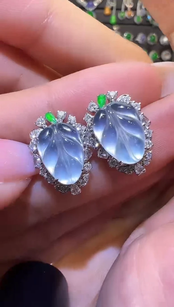 18K金镶嵌翡翠耳饰叶子