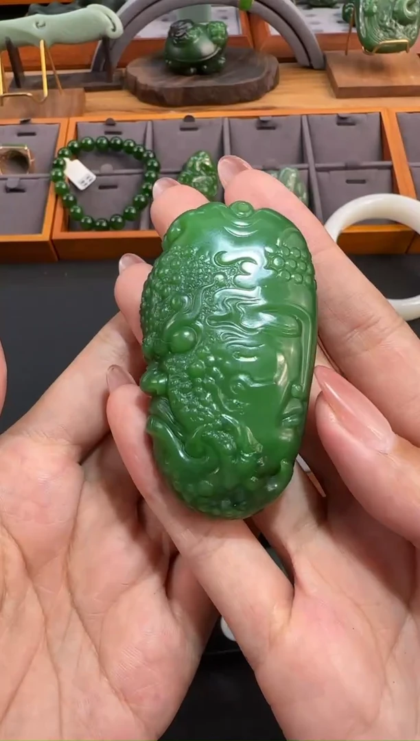颈饰18K金镶嵌和田玉1