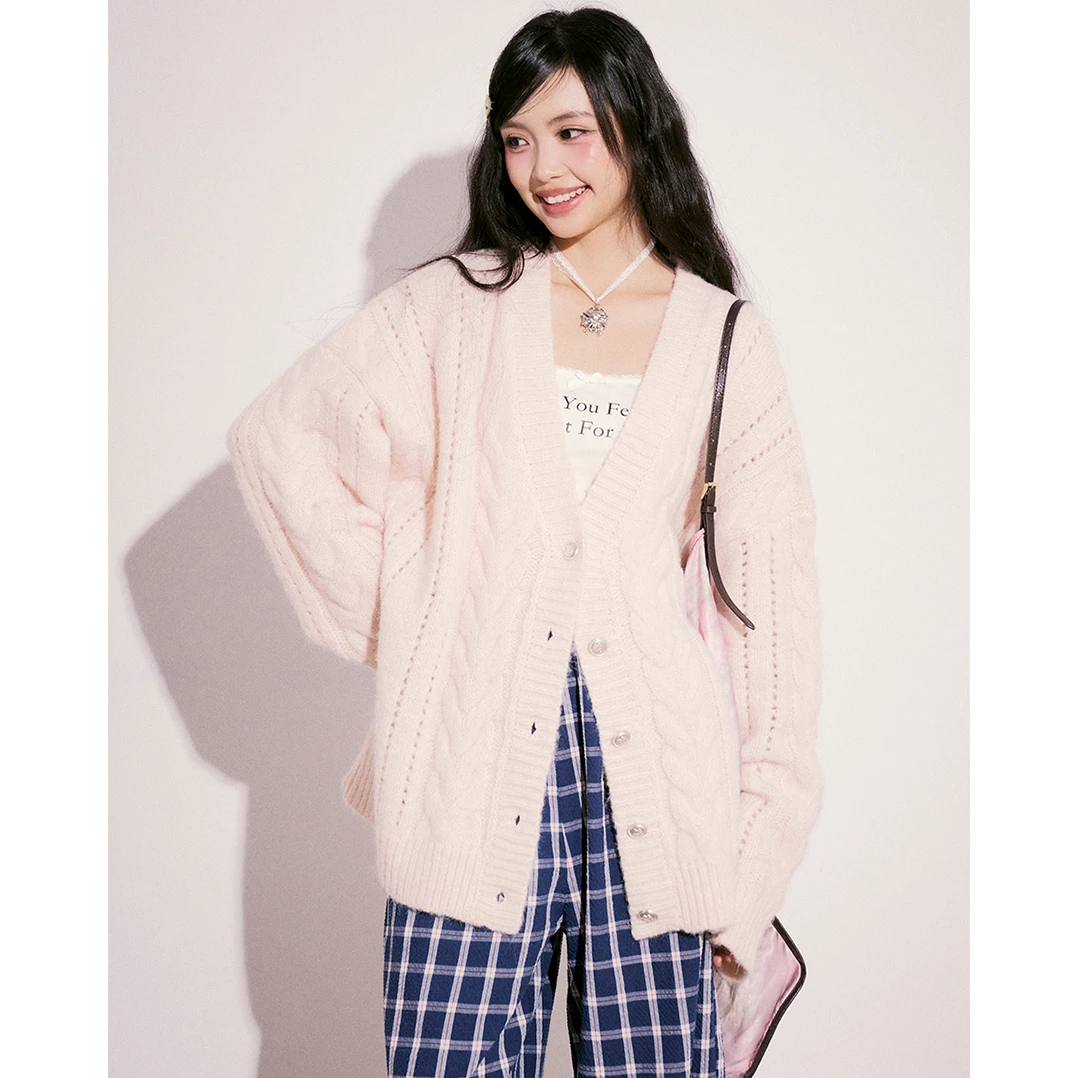 2025大码女装粉色V领针织开衫女生秋白月大大秋冬大码德绒上衣