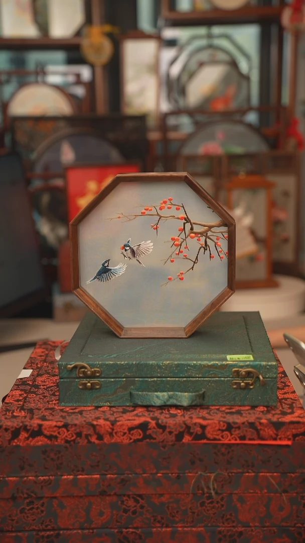 扇子苏绣双面绣八角台屏胡桃木框大号20CM