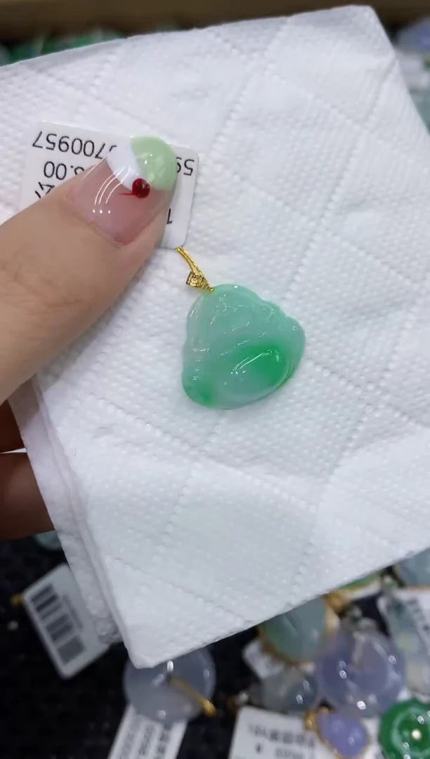 翡翠18K金镶嵌颈饰111111111111