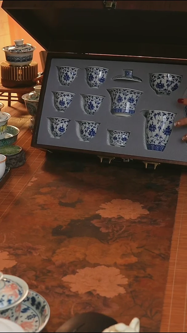 青花瓷缠枝莲马蹄盖碗套组（陶瓷公杯）