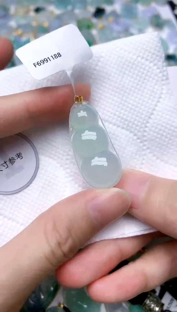 颈饰18K金镶嵌翡翠天然A货翡翠