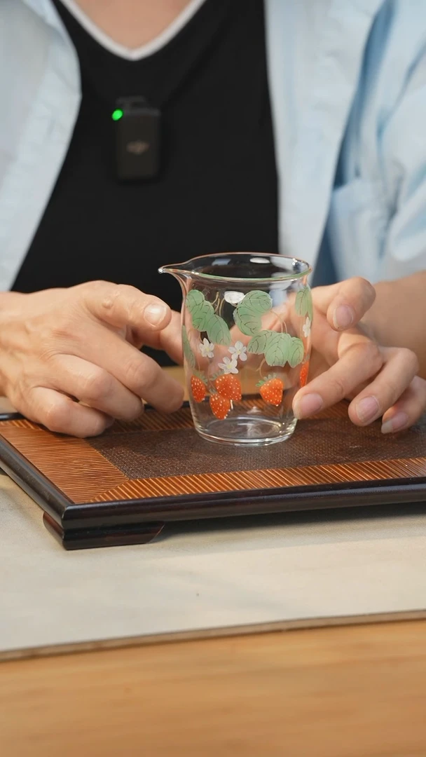 手绘草莓公道杯