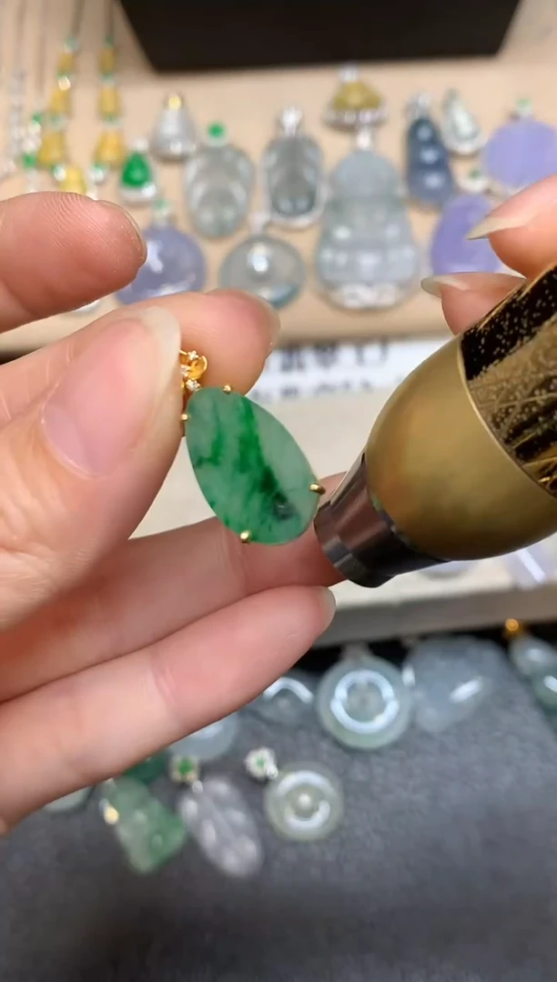 颈饰18K金镶嵌翡翠水滴【无服务费