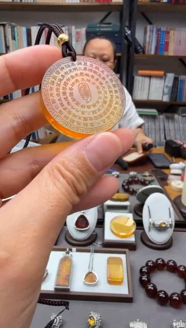 未镶嵌颈饰琥珀金光咒吊坠