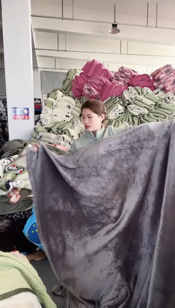 牛奶绒主播手上展示的   2.0*2.3米