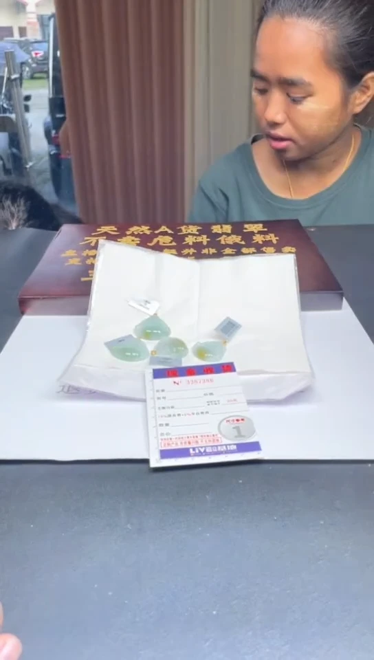 18K金镶嵌挂件翡翠多样性发其一拍一发一7386