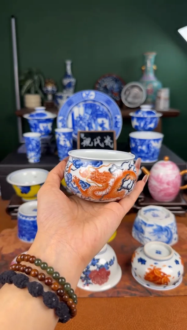 杯洪印幕明。青花矾红双龙纹布袋杯。