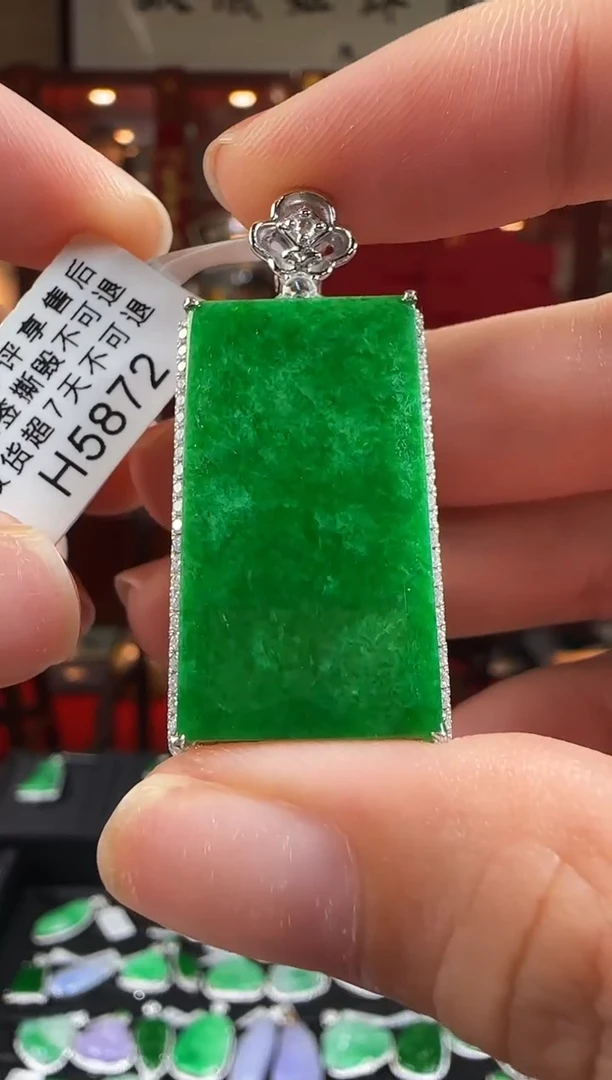 翡翠18K金镶嵌颈饰H5872辣绿无事牌