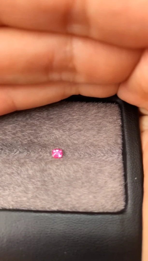 未镶嵌裸石定制尖晶石枕型 高色色调 0.18ct