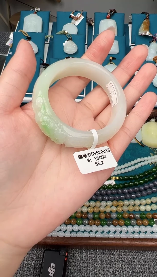 颈饰未镶嵌和田玉手镯  贵妃  D  55.2