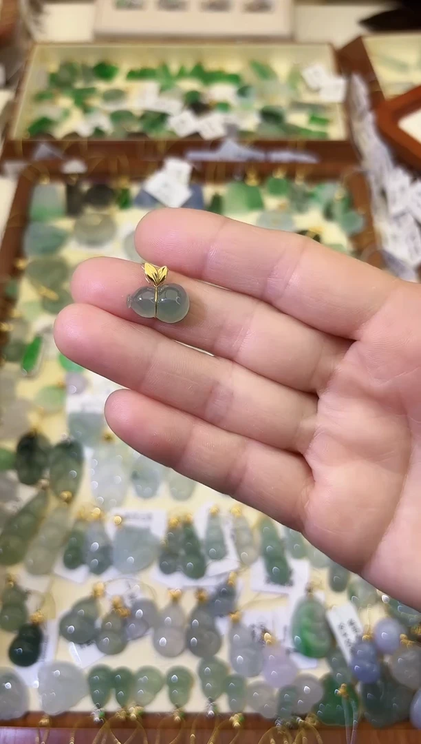 翡翠18K金镶嵌颈饰葫芦