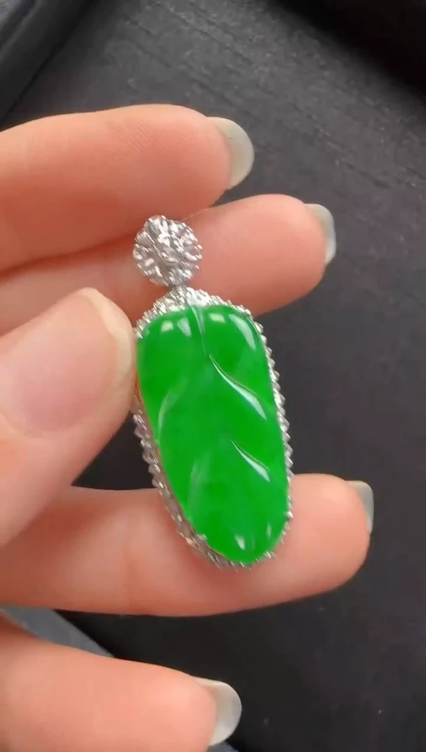 【闪购商品】翡翠颈饰18K金镶嵌623叶子一个