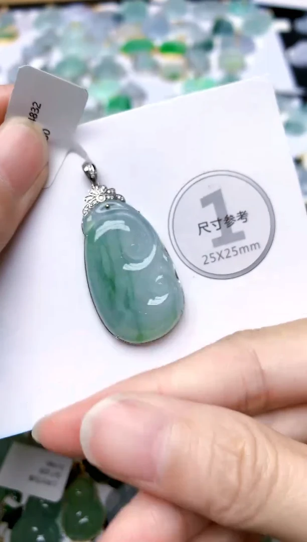 颈饰18K金镶嵌翡翠天然A货翡翠