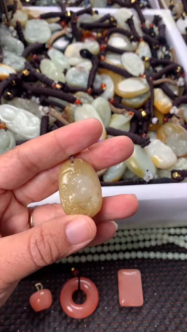 【闪购商品】和田玉颈饰未镶嵌多样性发货没有证书.拍一发一，有瑕