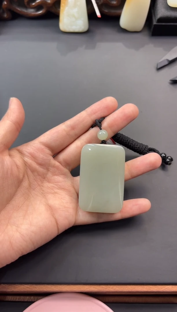 【闪购商品】和田玉吊坠(赠链)未镶嵌且末微色差近矿吊坠