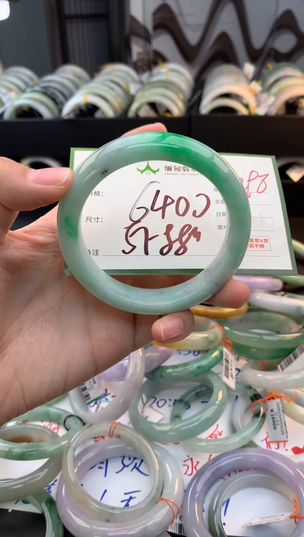 未镶嵌定制翡翠毛货需精细抛光+多人